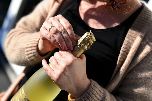 chaussure pour ouvrir une bouteille de vin