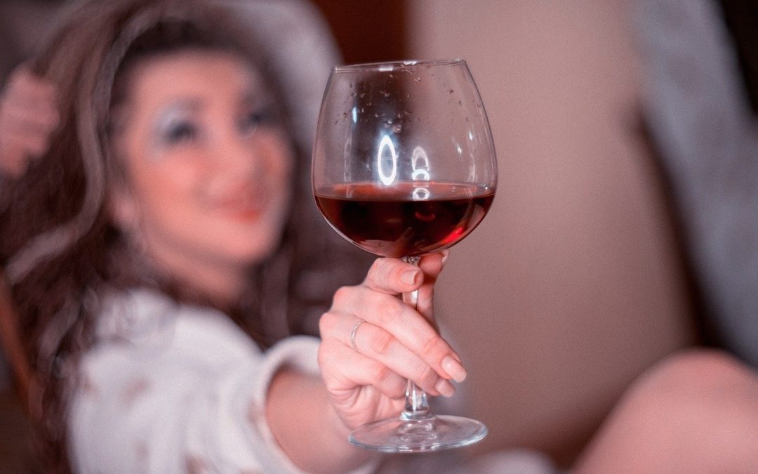 comment tenir un verre de vin