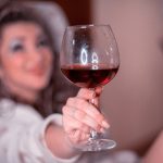 comment tenir un verre de vin