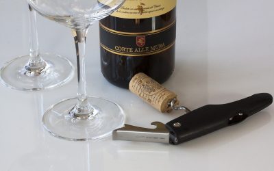 Comment utiliser un tire-bouchon pour ouvrir une bouteille de vin ?