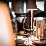 comment servir le vin au client